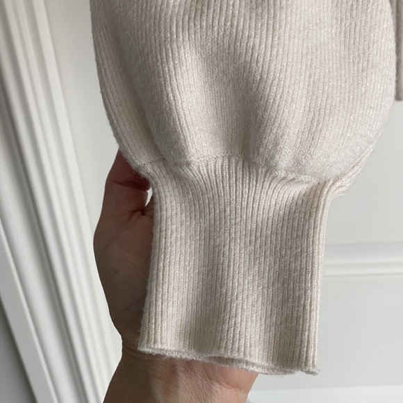 Cream color Guess sweater - Picture 4 of 6